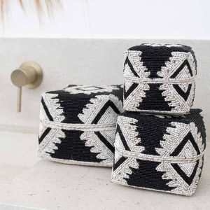 Bali boks – bambus med perler – Hvit/sort/beige